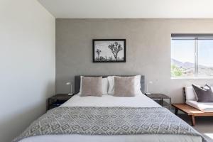 een slaapkamer met een groot bed en een raam bij Highlands Retreat- Your Own Private Resort w Pool in Joshua Tree