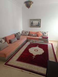 sala de estar con sofá y alfombra roja en Buena Vista, en Tetuán