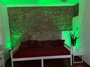 een slaapkamer met een groen plafond en een bed bij Domus Isidis room camera singola con cucina in Benevento