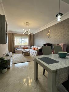een woonkamer met een tafel en een bank bij Studio Plage Malabata tanger in Tanger