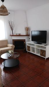 uma sala de estar com uma televisão de ecrã plano e uma lareira em CASA MAR em Vélez-Málaga