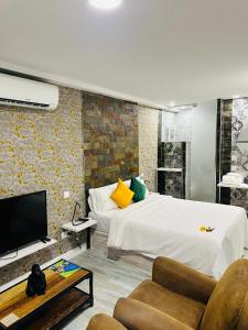 a hotel room with a bed and a tv at T-Homes - Cuenca in Madrid