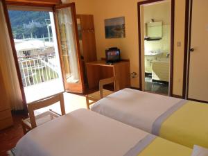 Una cama o camas en una habitación de Albergo Motel Dosdè B&B 37 fotos más