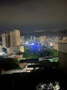 uma vista para uma cidade à noite com luzes em Suite 3, Casa Amarela, Terceiro Andar em Nova Iguaçu