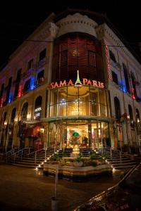 un grande edificio con un cartello di Santa París di Sama Paris Plaza Hotel ad Amman