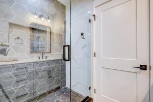 Koupelna v ubytování NEW! Cortez Cabana! Canal front home with heated pool & boat dock!