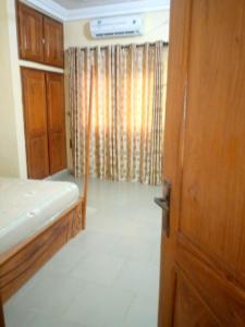 a room with a bedroom with a bed and a window at ROYAL HOUSE INTERNATIONAL in Porto-Novo