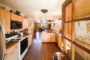 una cucina con armadi in legno e piano cottura. di Bridgeview Lodge a Whitney