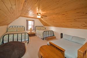 una camera con 2 letti e un ventilatore a soffitto di Bridgeview Lodge a Whitney