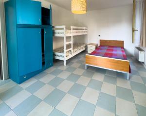 Habitación con 2 literas y armario azul. en Marina Beach Escape, en Marina di Ravenna