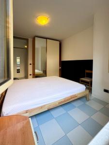 1 dormitorio con 1 cama grande con sábanas blancas en Marina Beach Escape, en Marina di Ravenna
