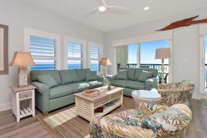 墨西哥比奇The Vue 2C by Pristine Properties Vacation Rentals的客厅配有两张沙发和一张桌子