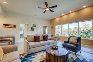 Χώρος καθιστικού στο Taos Home with Private Hot Tub, Sauna and Gas Grill!