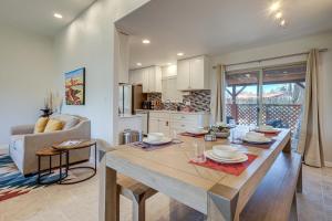 Χώρος καθιστικού στο Taos Home with Private Hot Tub, Sauna and Gas Grill!