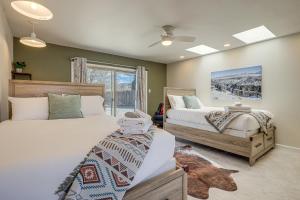 um quarto com 2 camas e uma janela em Taos Home with Private Hot Tub, Sauna and Gas Grill! em Taos