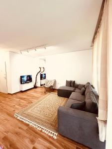 un soggiorno con un divano e una TV di Boo_Apartment a Durrës