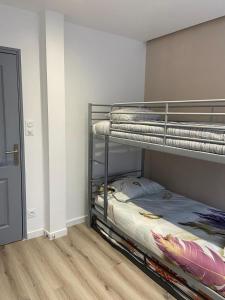 1 Schlafzimmer mit 2 Etagenbetten und Holzboden in der Unterkunft Les Cèdres in Morbier