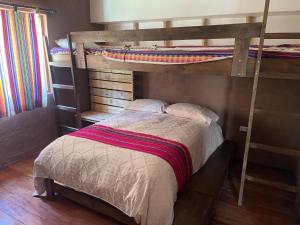 - une chambre avec des lits superposés et une échelle dans l'établissement Casa Mayuwasi Cuzco - Valle Sagrado de los Incas, à Calca