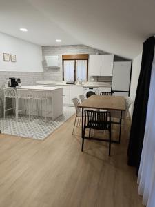 eine Küche und ein Wohnzimmer mit einem Tisch und Stühlen in der Unterkunft Casa fredi in Cangas de Onís