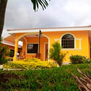 a yellow house with a yellow at Apart Hotel Acuarious de Luis in Estelí