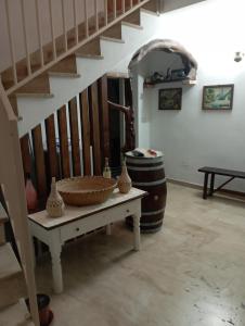 Habitación con mesa, barril y escaleras en CASA DEL CORSO, en Dorgali