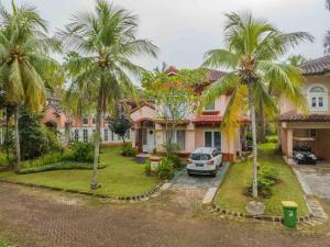 una vista aérea de una casa con palmeras en LaGita Carita Villa, en Carita