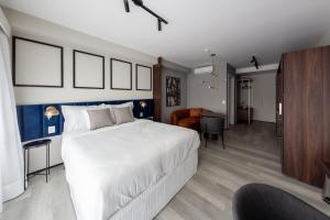 A bed or beds in a room at Charlie On The Parc Ibirapuera Hotel