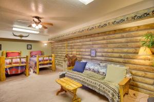 Postel nebo postele na pokoji v ubytování Red Bluff Inn and Retreat with Entire Ranch on Lake!