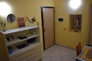 um quarto com uma prateleira e uma porta e um quarto em Angolo Di Sicilia em Palermo
