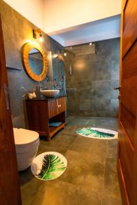 Koupelna v ubytování Villa Club Tropicana Carana with private infinity pool