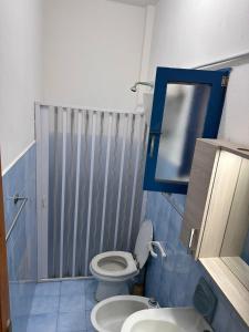 małą łazienkę z toaletą i umywalką w obiekcie Villaggio Camping La Scogliera w mieście Ricadi