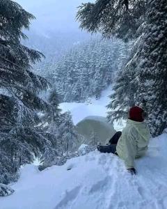 una persona seduta sulla cima di una montagna innevata di Ketama كتامة a Ketama