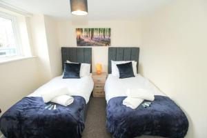 two twin beds in a room at 30% Off Monthly Stay/2Bed House - Sittingbourne in Kent