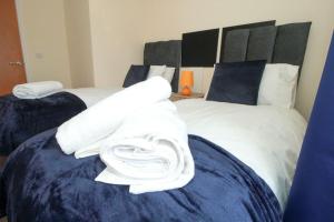 2 letti con asciugamani bianchi sopra di 30% Off Monthly Stay/2Bed House - Sittingbourne a Kent