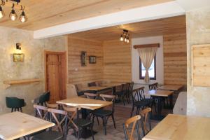un ristorante con pareti e tavoli in legno e sedie di Pubhouse & Rooms Pahulja a Kolašin Altre 25 foto