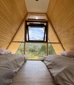 une petite chambre avec une fenêtre dans une tente dans l'établissement Hermoso Refugio en Parque Nacional Cerro Castillo, à Villa Cerro Castillo