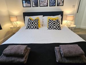 Kent的住宿－Coolinge Apartment，一间卧室配有一张大床和两盏灯