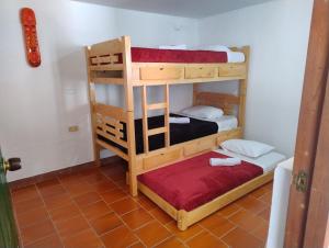 een kamer met 2 stapelbedden in een kamer bij ALMANIK VIAJERO in Villa de Leyva