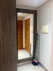 lustro w pokoju z drzwiami i kijami w obiekcie Alugo 1 Suite 210 no Mont Blanc w mieście Nova Iguaçu