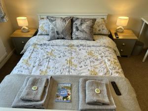 um quarto com uma cama com duas toalhas em 35 Southerndown Avenue em Swansea
