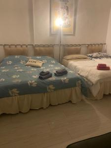 1 dormitorio con 2 camas y toallas. en Casa Elisa, en Bellaria-Igea Marina