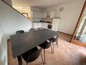 a dining room table and chairs in a kitchen at Twentyone Holiday Home in Pisogne