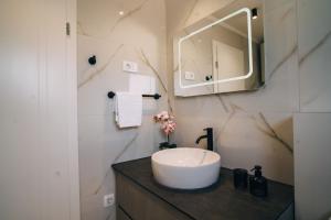 un baño con lavabo y espejo en Solis Apartments Bol 1, en Bol 25 fotos más