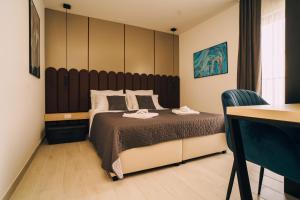 Un dormitorio con una cama grande y un escritorio. en Solis Apartments Bol 1, en Bol