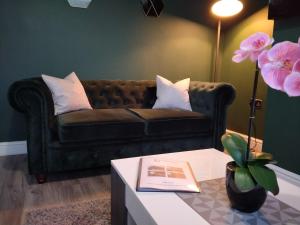 uma sala de estar com um sofá e uma mesa em Polaris House - sleeps 6, driveway, garden em Crewe