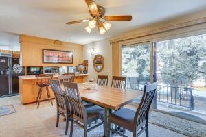 丹佛的住宿－Denver Home with Large Yard and Private Lake Access!，厨房以及带木桌和椅子的用餐室。