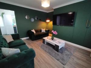 uma sala de estar com um sofá e uma mesa de centro em Polaris House - sleeps 6, driveway, garden em Crewe