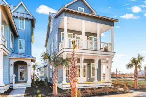 a house with a giraffe in front of it at Allen’s Anchor in Port Aransas