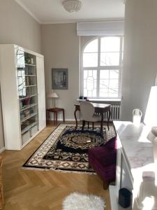 a living room with a table and a rug at Luxus Apartment, Messe ICC, Waschmaschine in Berlin