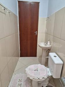 a bathroom with a toilet and a sink at Edícula c/ wifi e banheiro externo em Capão Bonito in Capão Bonito